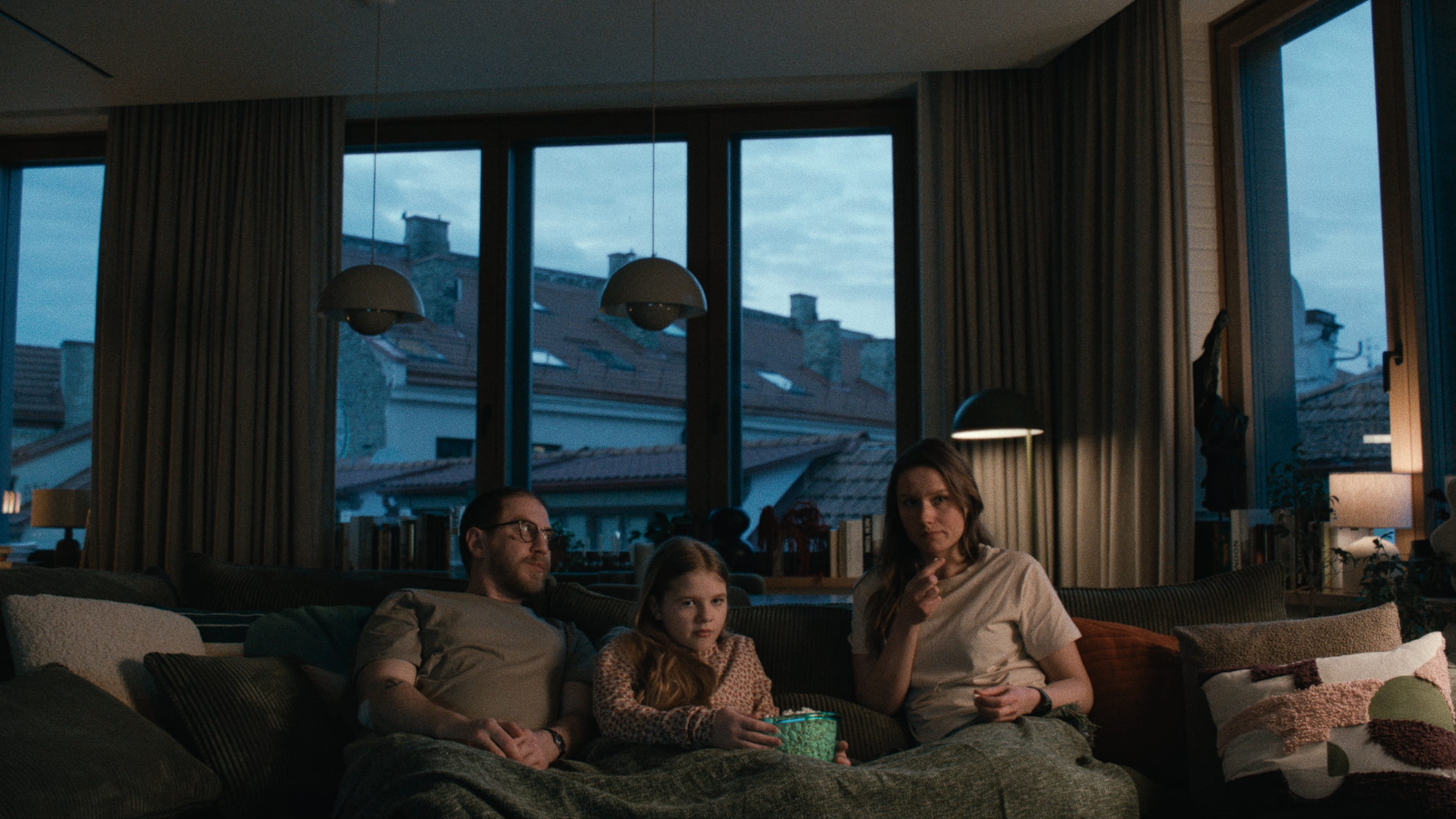 Still from How to Divorce During the War